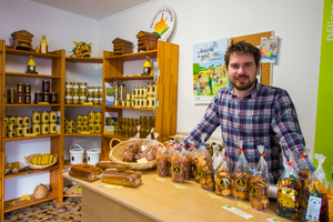 Man standing in the shop of Miel Hamette