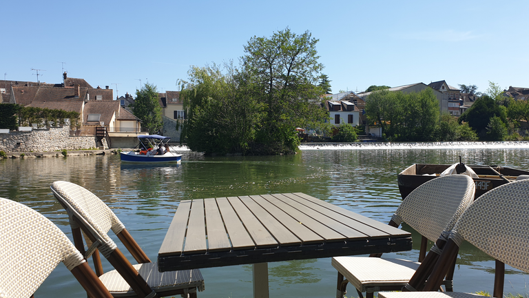 A table beside the river Loing