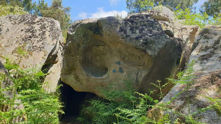 Climbers grades on a boulder