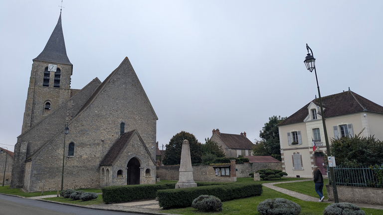 Église Saint-Loup-de-Sens and the Mairie de Bransles